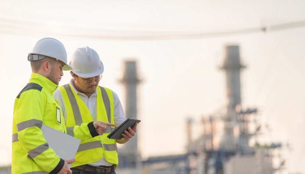 Group,Asian,Man,Petrochemical,Engineer,Working,At,Oil,And,Gas